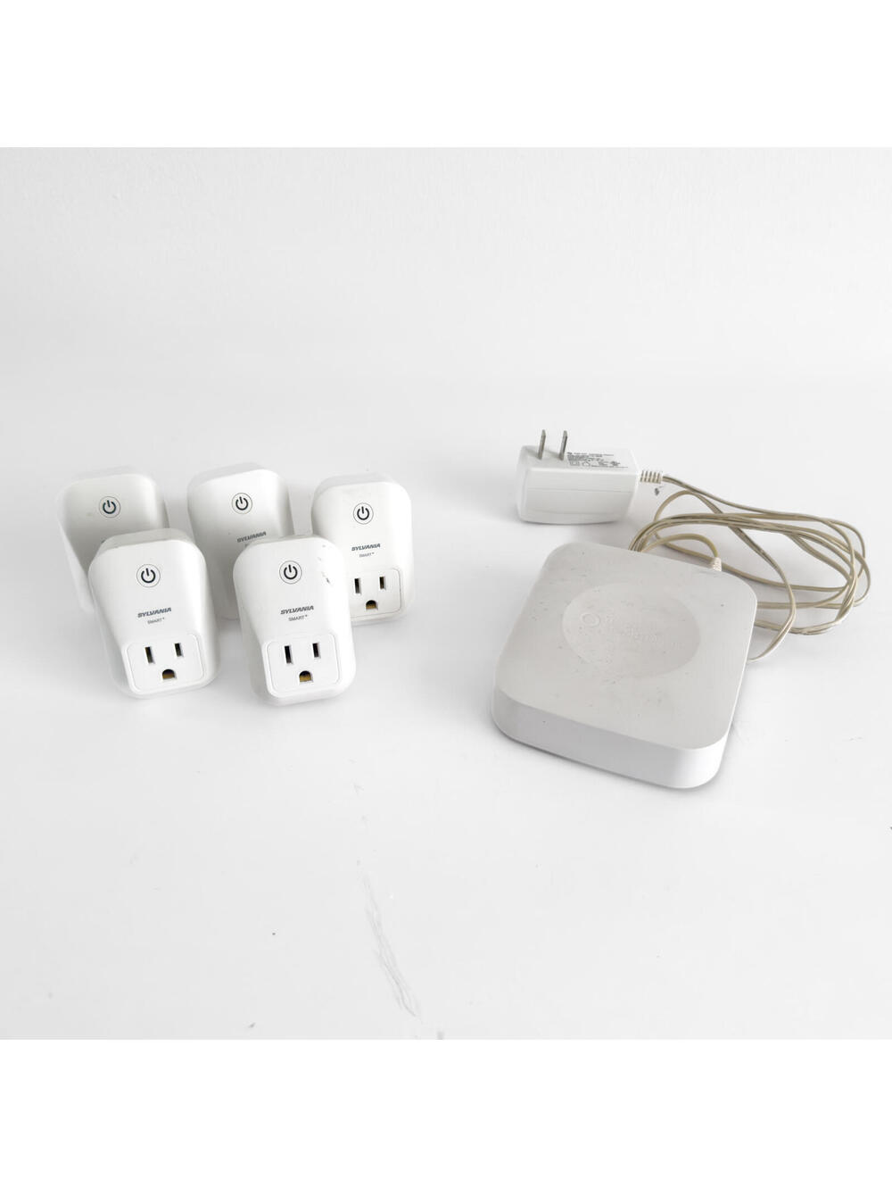 Samsung SmartThings Hub STH-ETH-250 With 5 Sylvania Electrical Outlet